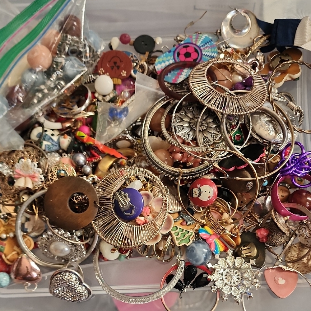 Huge Lot Of Junk Jewelry For Crafts 2+lbs